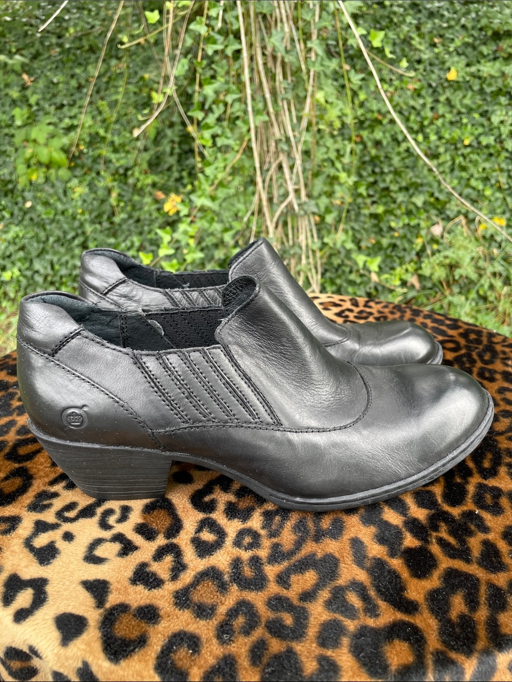Born Black Leather Low Heel Booties
Size 10/(42)